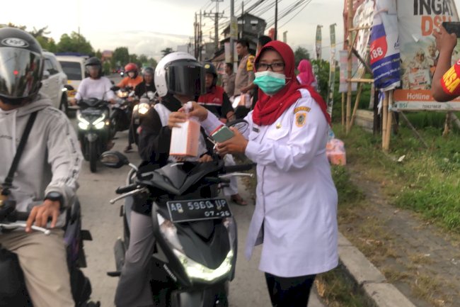 ASN Kecamatan Klaten Selatan dan Lintas Sektoral Melakukan berbagi takjil