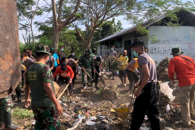 Bersih TPS Desa Merbung Bersama Polri dan TNI