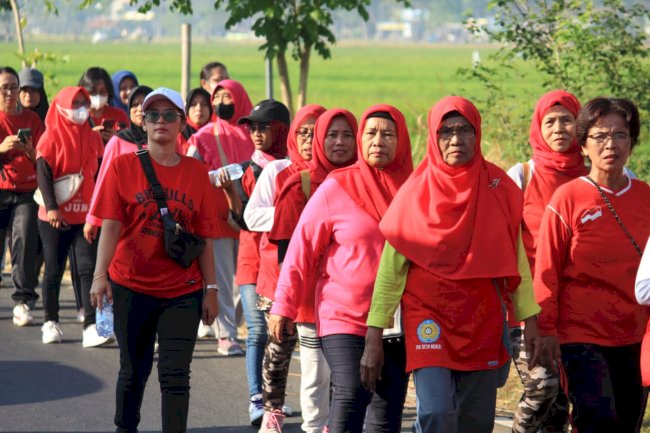 Jalan Sehat Bersama Ibu Bupati di Desa Ngalas