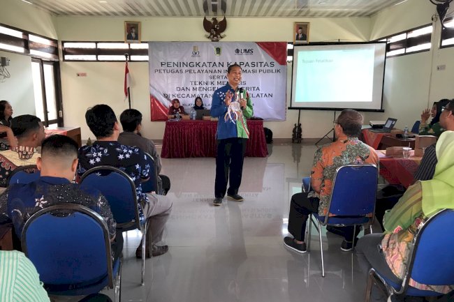 Peningkatan Kapasitas : Mempeluas Pengetahuan Admin Tentang Pelayanan Informasi Publik dan Teknik Menulis serta Mengelola Berita di Media Sosial