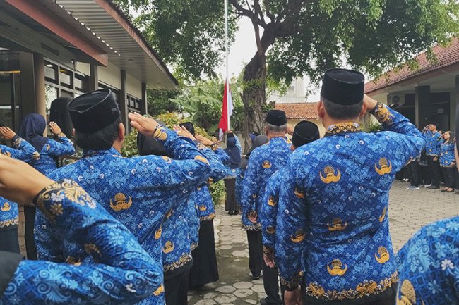 Meskipun Diguyur Hujan Gerimis, Semangat Para Peserta Upacara Tetap berkobar