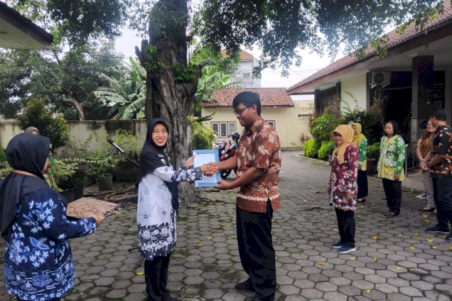 Apel Pagi Rutin serta Penyerahan Penghargaan kepada Pegawai Terbaik