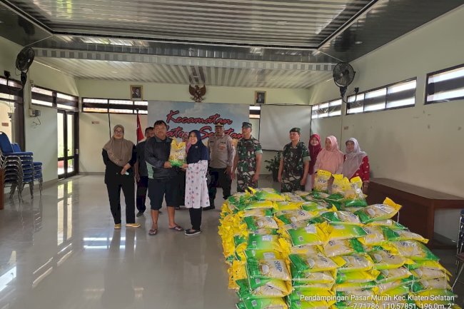 Klaten Selatan Ikuti Gerakan Pangan Murah Nasional, Camat Serahkan Beras ke Masyarakat dengan Harga Rp 11.400 per Kg