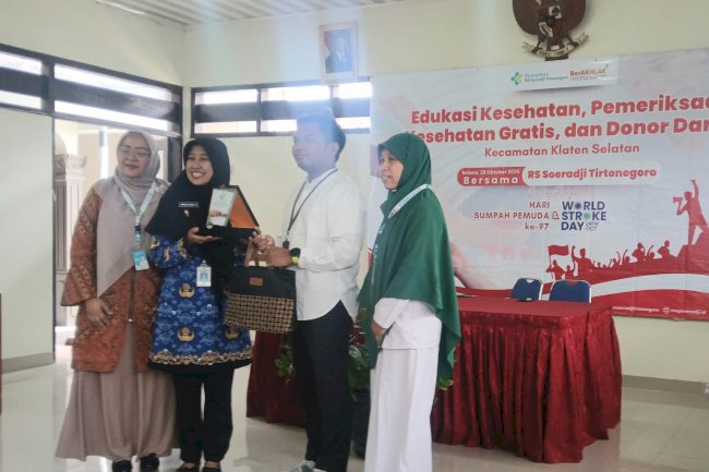 Peringati Sumpah Pemuda dan World Stroke Day, RS Soeradji Tirtonegoro Gelar Bakti Sosial Kesehatan di Klaten Selatan