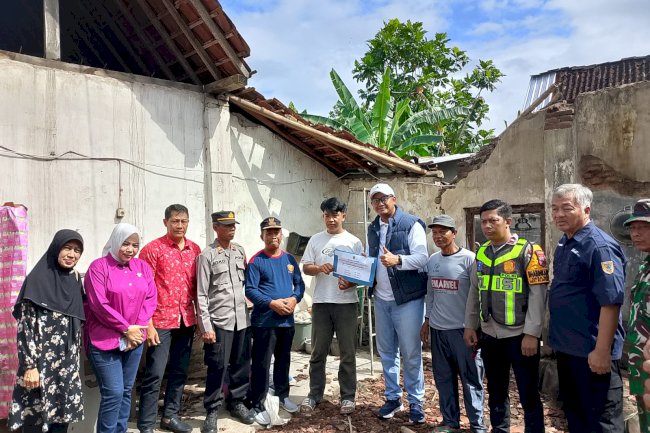 Rumah Warga Desa Nglinggi Ambruk Diterjang Angin Kencang, Pemkab Klaten Salurkan Bantuan