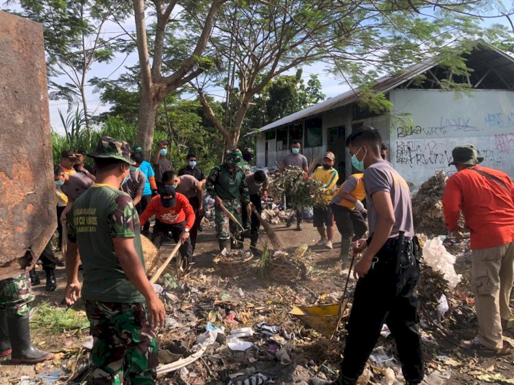 Bersih TPS Desa Merbung Bersama Polri dan TNI