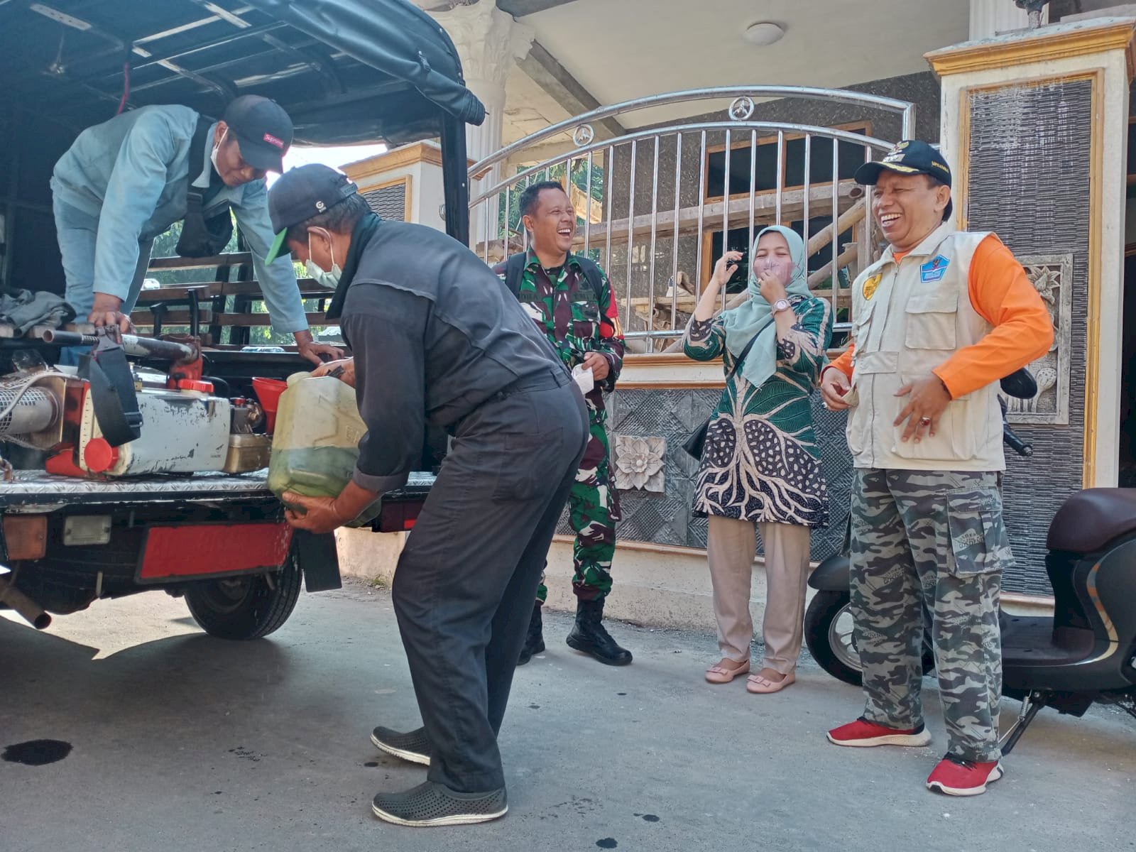 Fogging Kelurahan Gayamprit Mempersempit Gerak Nyamuk