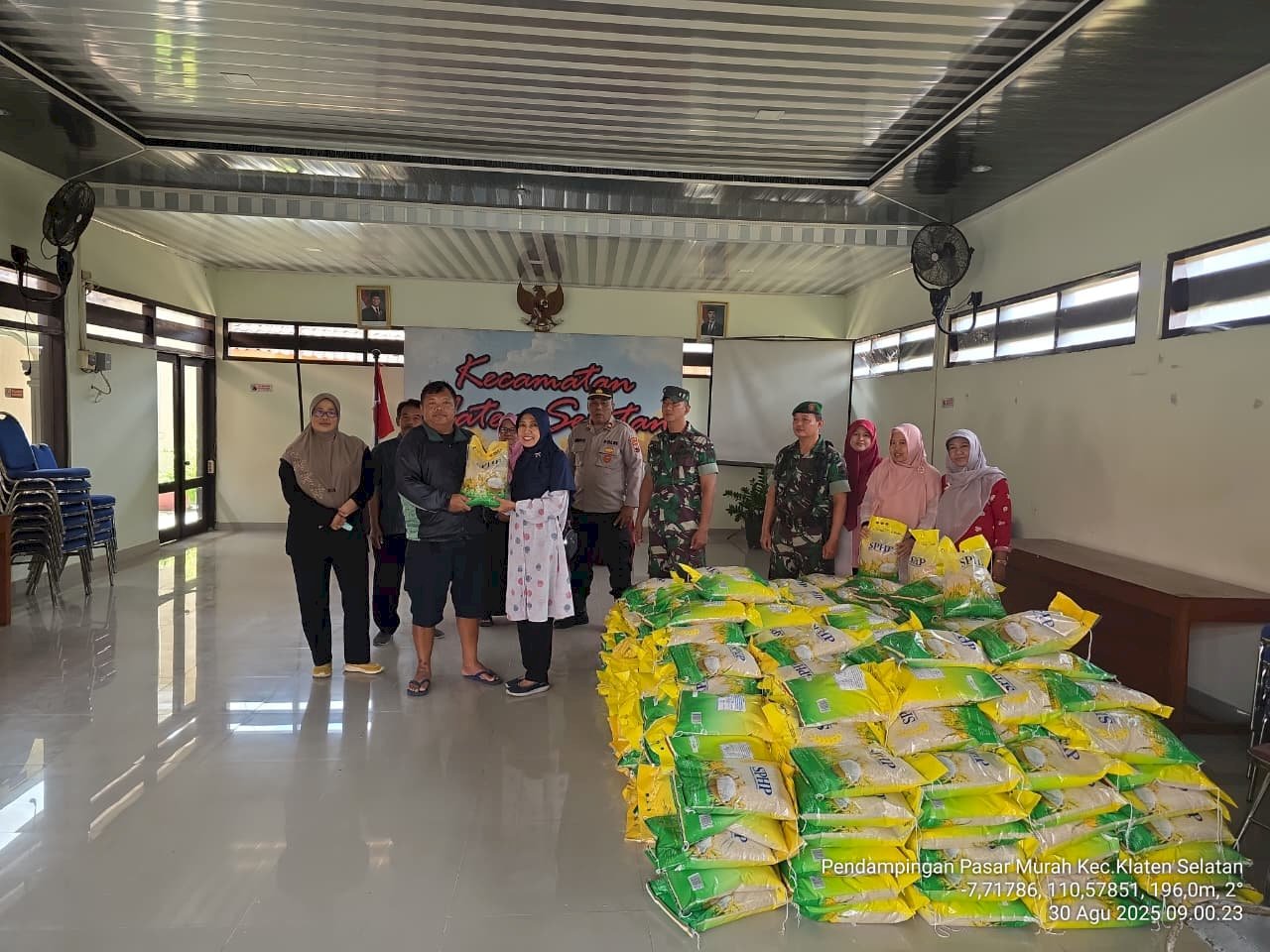 Klaten Selatan Ikuti Gerakan Pangan Murah Nasional, Camat Serahkan Beras ke Masyarakat dengan Harga Rp 11.400 per Kg