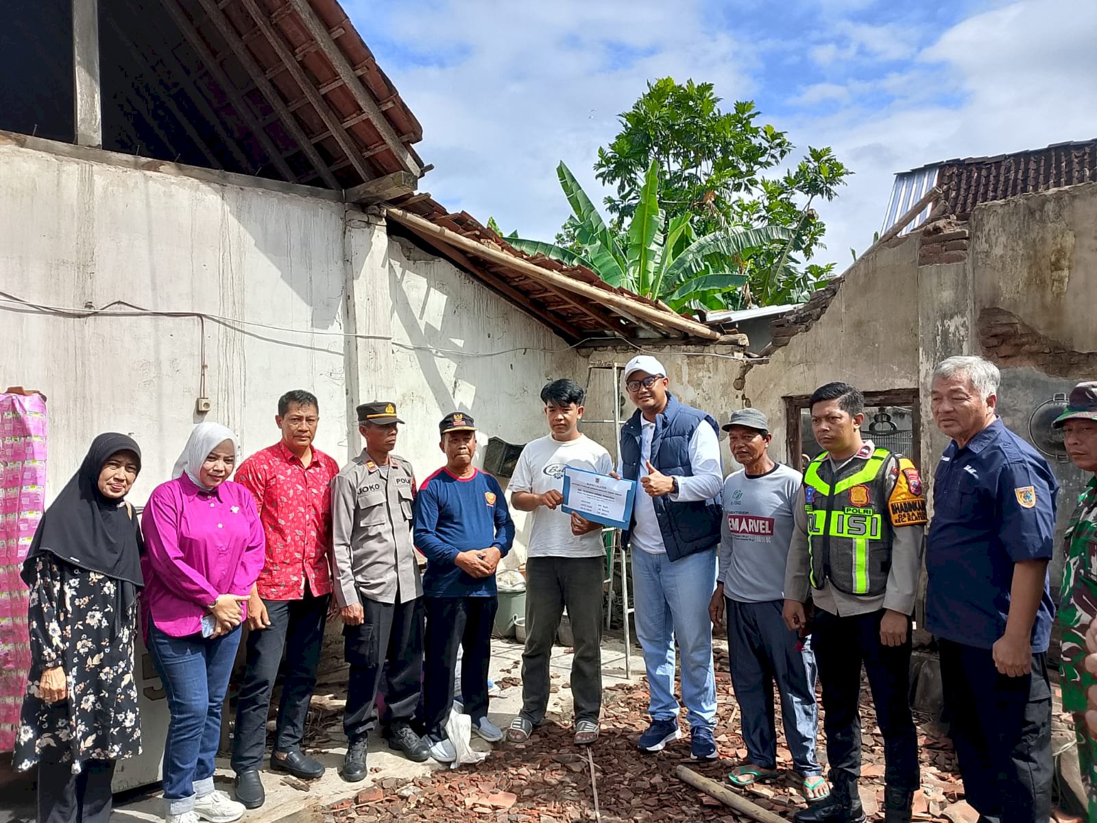 Rumah Warga Desa Nglinggi Ambruk Diterjang Angin Kencang, Pemkab Klaten Salurkan Bantuan